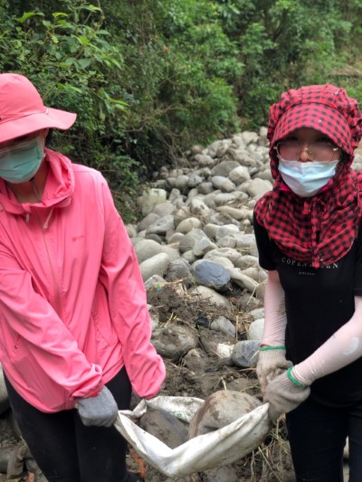 大夥一起揮汗搬運不同大小形狀石頭