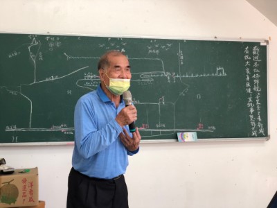 聽耆老說故事，了解勸善堂、老茶園步道與在地生活的脈絡關係，黑板上的地圖是耆老親手畫出來的!