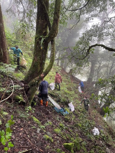 一同清理出約400公斤垃圾