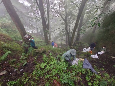 中秋前夕由嘉義林管處、林鐵處、布農登山隊及各林管處的國家森林志工一同清理眠月線及石猴遊憩區周邊垃圾