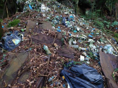 石猴車站周邊有許多早期遊客帶入的垃圾散落