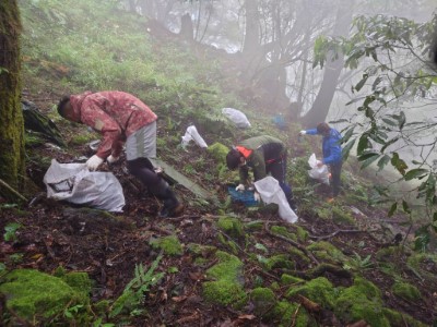 近90人在邊坡上上下下不停撿拾
