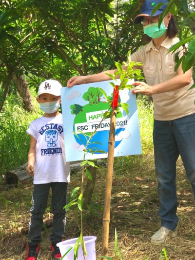 小朋友動手栽植生態之樹,別具意義