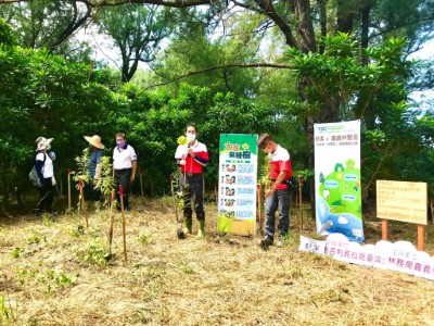 植樹達人進行樹種解說及植樹教學