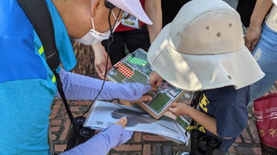 在志工帶領及解說下，學員實際執行巡護工作，記錄觀察到的保安林環境垃圾及生物。