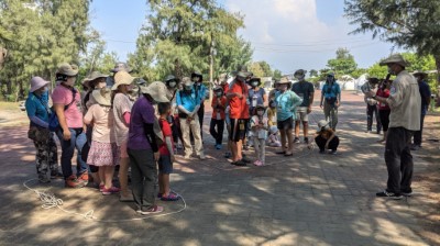 學員扮演保安林生物，想像沙灘流失，保安林面積將縮小，生物生活空間變得不再舒適。