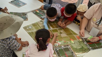 巡護保安林後，學員將發現生物及垃圾的地點貼上標記。