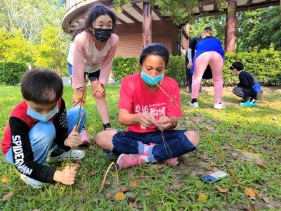 室外跟著部落講師利用準備好的竹木材料架設簡易地禽陷阱