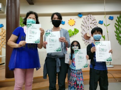 經過不同課程學習鄒族傳統智慧後，學員開心通過小小獵人認證