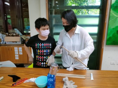 親子先於室內共同合作製作陷阱材料