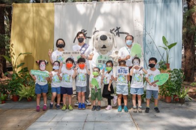 林務局副局長廖一光、金百利克拉克臺灣香港事業群總裁閔慧琳、舒潔森林大使溫昇豪與小朋友一同請大家支持森林永續產品