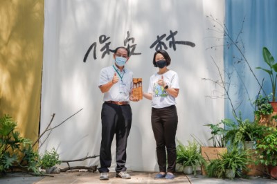 林務局副局長廖一光致贈金百利克拉克公司感謝牌，感謝企業一同投入臺灣森林保護行列