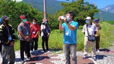 赴壽豐溪堤防現場了解如何辨識溪床沖淤情形並互動分享