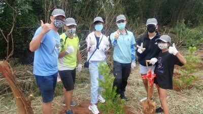 屏東林管處副處長朱木生(右三)、大光國小校長謝郁如(左三)及大光國小師生共同種植蘭嶼羅漢松