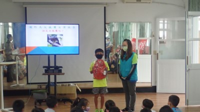 頒發有獎徵答題目獎品-鵝鑾分校