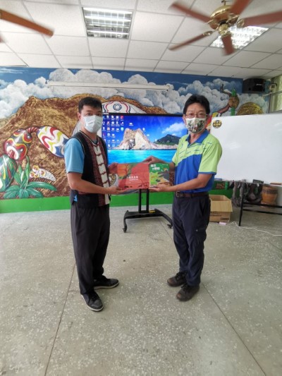 高士國小陳校長與恆春工作站主任洪寶林合照