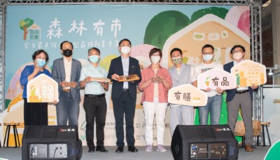 左起：國產竹攤商代表，林業試驗所董景生組長，國立台灣工藝研究發展中心張仁吉主任，林務局林華慶局長，蔡壁如立委，舒米恩，風潮音樂楊錦聰總經理，國產木材攤商代表