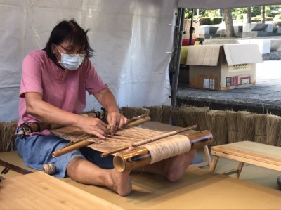 新社香蕉絲工坊現場編織
