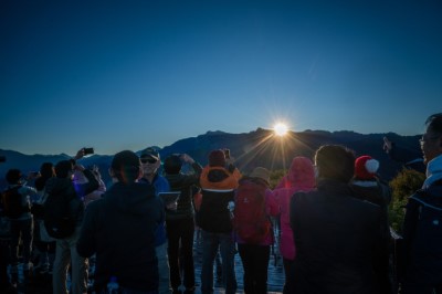 天文營除了夜晚觀星外，還能乘小火車賞日出破曉