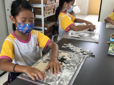 拼出水生昆蟲的形體