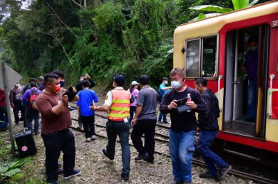 車長立即疏散滯留及拍照旅客維護安全