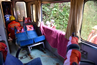 破壞車窗搶救旅客