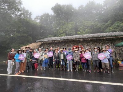 林務局林華慶局長、特生中心楊嘉棟主任、和禾生產班成員及貢寮國小代表大合照