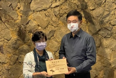 林務局林華慶局長致贈保育表彰予貢寮國小楊智先校長