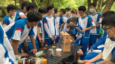 花蓮高中同學認識林下經濟(養蜂)