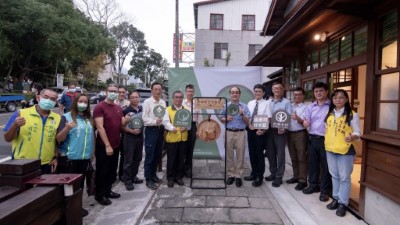 由林務局張偉顗組長、嘉義林管處張岱處長、西拉雅國家風景區管理處許主龍處長、臺南市政府唐呈瑞簡任技正及嘉義大學林翰謙教授等人共同為臺灣木材故事館揭幕