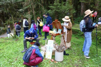 繪畫攤位提供民眾別與以往留下阿里山回憶的方式