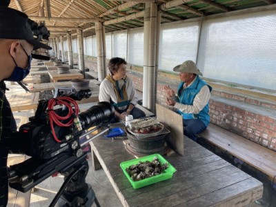 廖科溢於在地解說員所經營的方舟休閒魚塭體驗烤蚵