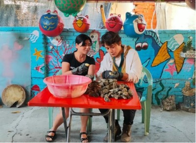 知名行腳節目主持人廖科溢以影片方式帶領民眾到鰲鼓社區體驗挖蚵樂趣