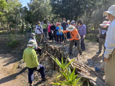 在專業的指導下，參與人員齊心協力就地取材製作護坡