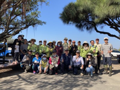 由千里步道協會徐銘謙副執行長指導嘉義林管處及好美里社區發展協會共同以手作方式修繕好美保安林步道
