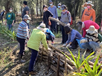 透過枝梢材、非貴重木的漂流木等自然素材搭建融入原始環境的護坡