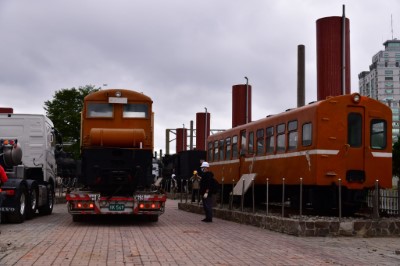 11403-1放至拖板車上右為光復號