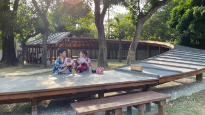 「+1木亭」提供遊客室外茶桌座位區及室內休憩空間