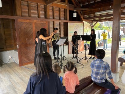 北興國中木管五重奏在檜意森活村候車亭快閃演出