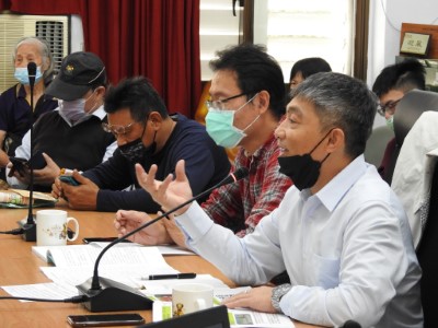 處長黃群策(右，白衣者)率領單位主管回復林農提問。