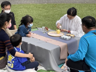 民眾參與體驗森林茶席
