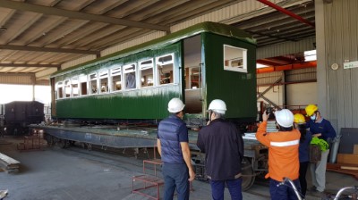 塗裝完成的林田山機關車客車廂