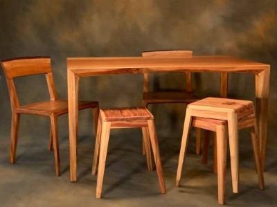 桃喜桌、桃喜椅使用國產材大葉桃花心木製成，臺灣杉情方几凳則使用國產材臺灣杉製成