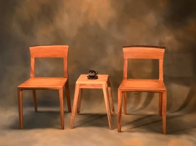 桃喜椅使用國產材大葉桃花心木製成，臺灣杉情方几凳則使用國產材臺灣杉製成，除了可當椅子也可為小茶桌