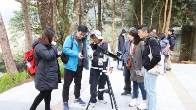 講師將進行望遠鏡操作教學，讓學員除了用肉眼觀星外，也可以利用望遠鏡及手機進一步探索星空