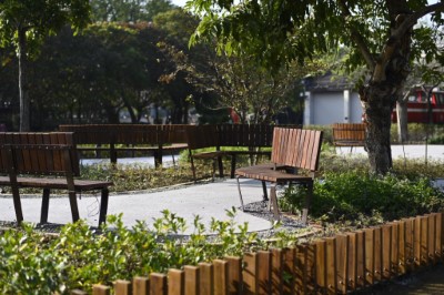 採仿木紋磚、碎石與透水混凝土的地面鋪面設計