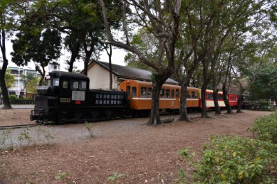 由左至右2號柴油機車、光復號、阿里山號、貴賓車廂