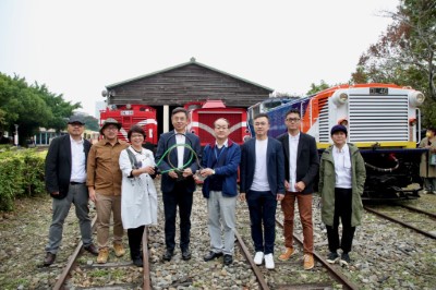 林華慶局長、鐵及文資處黃妙修處長，以及嘉義林區管理處張岱處長手持通券與各專案設計師在栩悅號前合影