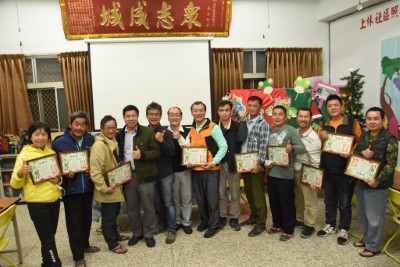 嘉義林管處張岱處長與合作農友、社區夥伴以及一同關心諸羅樹蛙保育的相關單位開心合影