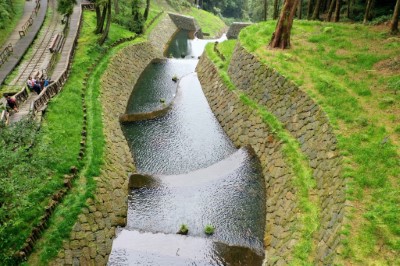 兩側護岸採用現地塊石再利用，減少混凝土用量保護地球